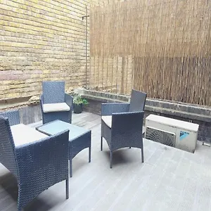 https://spacious-3-bed-flat-near-liverpool-street-spitalfields.cambridgehotelsuk.com
